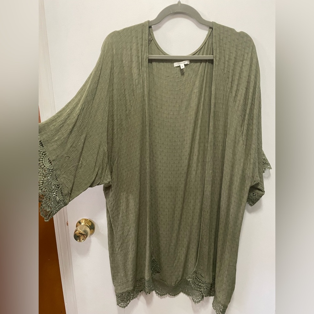 Maurice’s 1X olive green kimono with lace trim NWOT